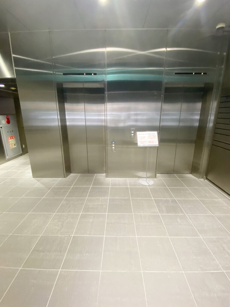 【画像】エレベーターで2階へ
